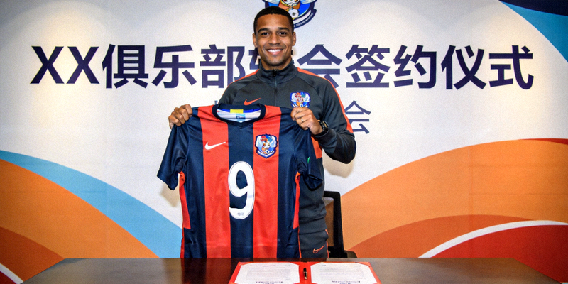 运动员转会签约新闻配图 - 运动员手持新球队球衣